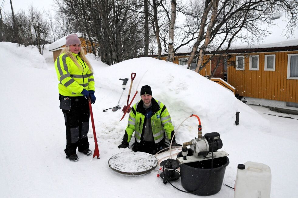 Praktikant Ingrid Anne Fjellstad Harila og rørlegger Glenn Martin Mathisen Lundin hos Kirkenes Bad & Kjøkken holder her på med tininga av vannrør i Kristen Nygaards gate i Kirkenes.
 Foto: Hallgeir Henriksen