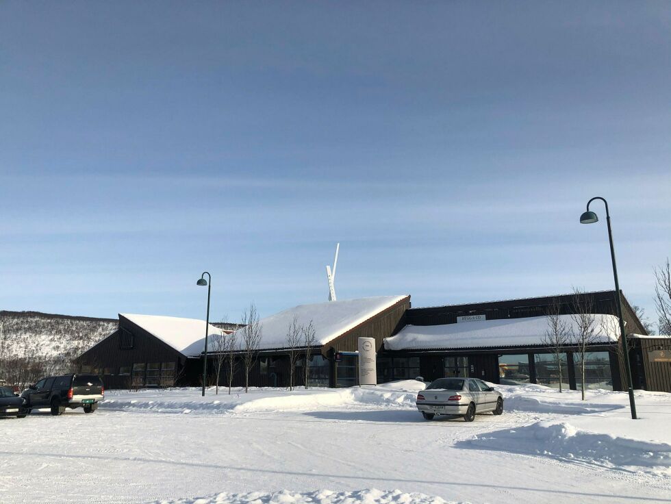 Nasjonalt villakssenter i Tana har nå midlertidige lokaler. Sametingsråd Silje Karine Muotka sier hun har en tydelig forventning om at staten blar opp penger til et bygg med reelt innhold i Tana.
Foto: Birgitte Wisur Olsen