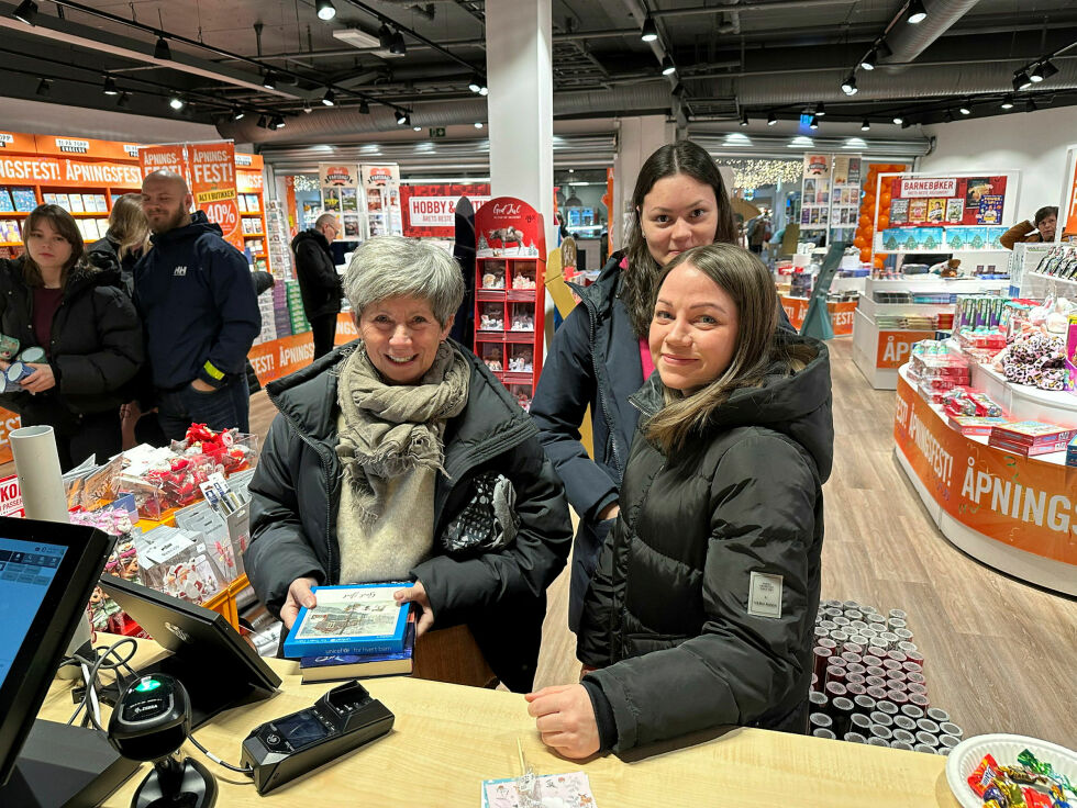 Hanne Ulvang (til venstre) gleda seg sammen med Ida og Maja Hamborg (bak) over at det igjen er mulig å kjøpe bøker hos en bokhandler i Kirkenes.
 Foto: Hallgeir Henriksen