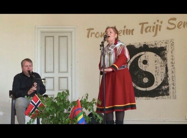 – Ja, nå joiker jeg. Endelig våger jeg