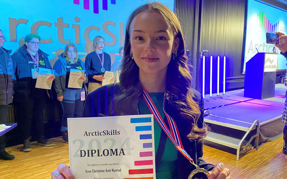Aina Christine Anti Nystad fra Karasjok er svært glad for å ha vunnet gullmedalje i reindrift under årets ArcticSkills.
 Foto: Emil Olai Danielsen