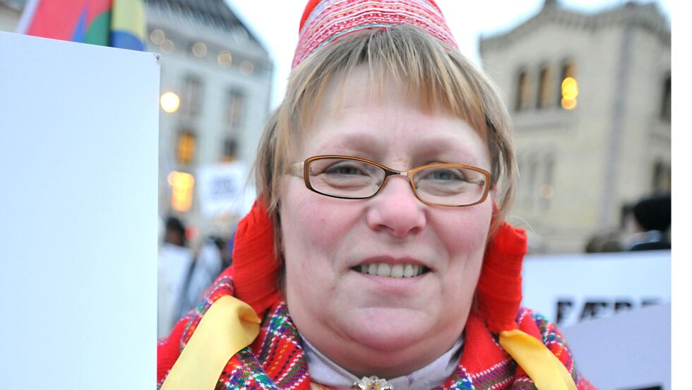 Berit Ellen Gaino Jåma ved Gïelearnie i Røyrvik kommune tar i mot påmelding til en samling i sørsamisk språknettverk i juni.