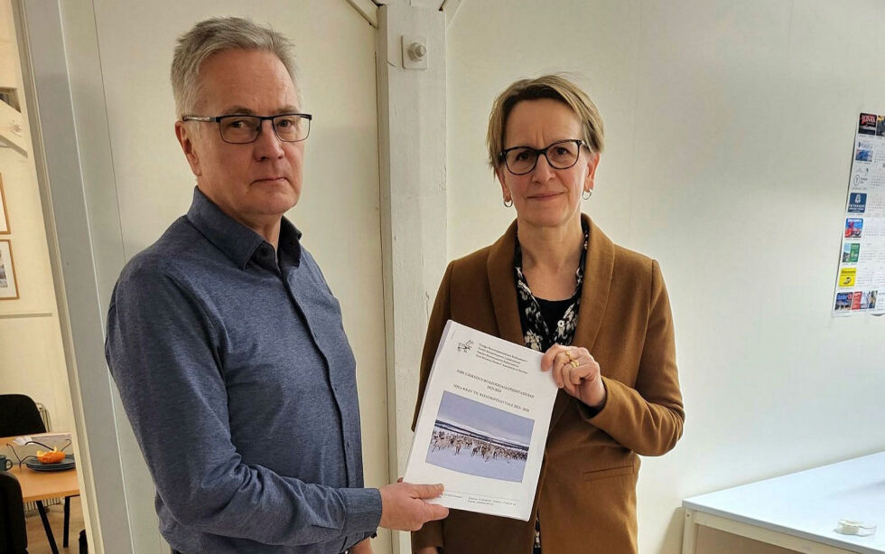 NRLs leder Inge Even Danielsen leverer årets krav til Viil Søyland, leder for Statens forhandlingsutvalg.
 Foto: Norske Reindriftsamers Landsfo