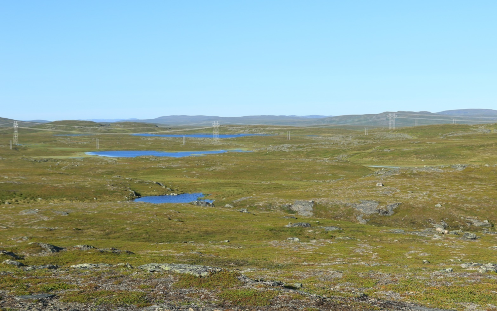 Fotomontasje av ny 420 kV ledning i parallell med eksisterende 132 kV sett fra Gottetjávri,
vest for Indre Billefjord.  (Credit: Multiconsult Norge AS)