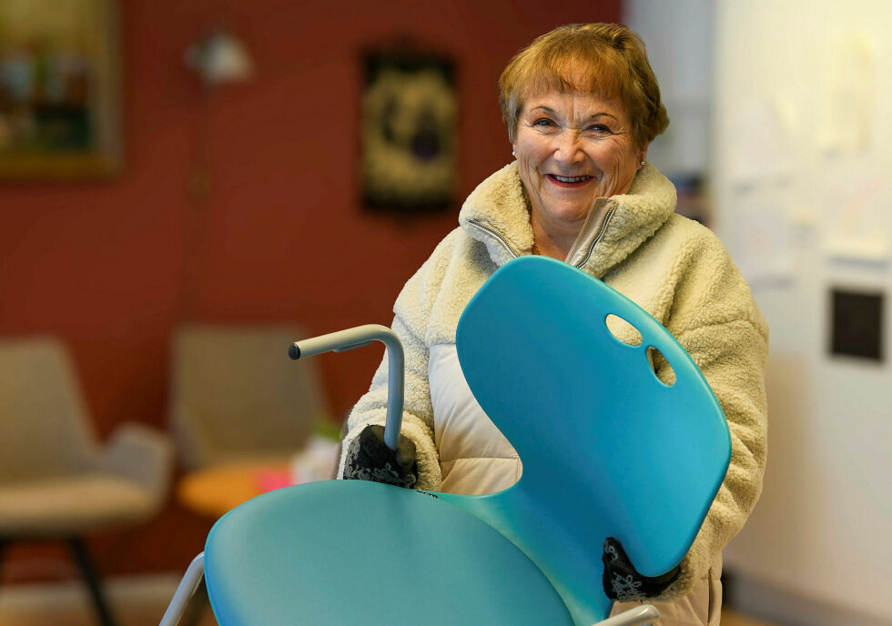 Eva Johansen med en av de nye stolene på Porstun, som Lakselv og omegn pensjonistforening sørget for å handle inn. Nå har Livsglede for eldre bestilt samme type stoler til demensavdelingen.
 Foto: Irene Andersen