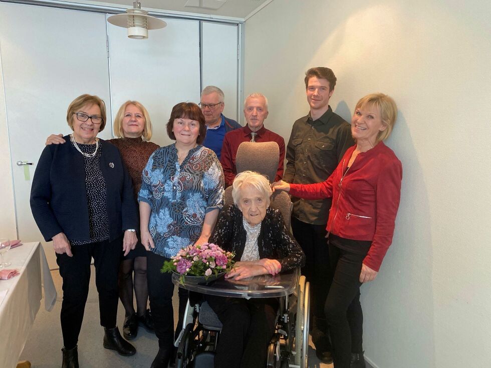 Alle barna kom til Kirkenes og feiringa av Stenfryd Vonkas 100-årsdag. Fra venstre ser vi: Randi Leirvik, Monika Vonka Johansen, Anita Vonka Danielsen, Bjørn Hugo Kofoed, Kjell Arve Syrstad, barnebarnet Kim Vonka Nilsen og Eva Lill Vonka.
 Foto: Privat