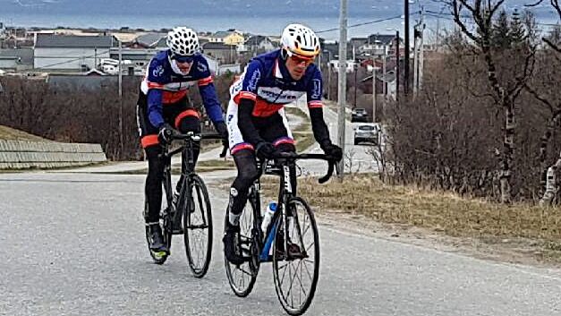Frederik Wilmann og Dan Erik Hansen syklet alene i tet da syklistene snudde i Vestre Jakobselv, og de to ble da også de to beste i sammendraget.
 Foto: Torbjørn Ittelin
