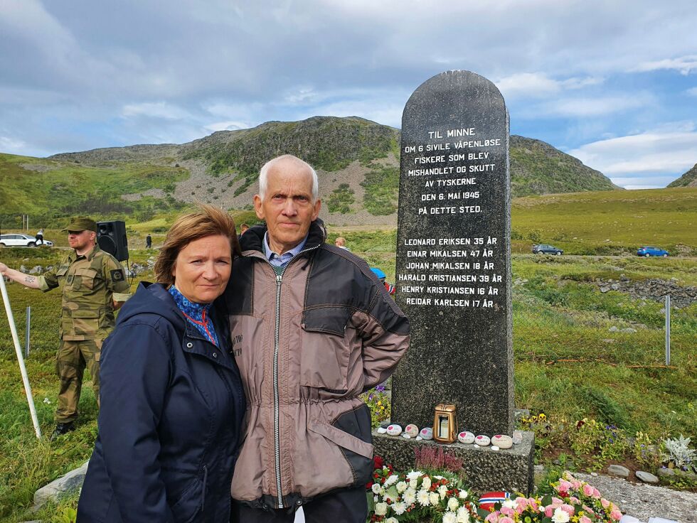 Synn­øve Kri­sti­an­sen Pe­der­sen (til venst­re), Kobb­vi­ka nå bo­satt i Vad­sø, og on­ke­len Al­fred Kristansen fra Kobb­vi­ka i Hops­fjor­den syn­tes mar­ke­rin­ga var fin. Sist­nevn­te er av dem som har vært opp­tatt av tra­ge­di­en som skjed­de for over 75 år si­den, og vet mye om om­sten­dig­he­te­ne.
