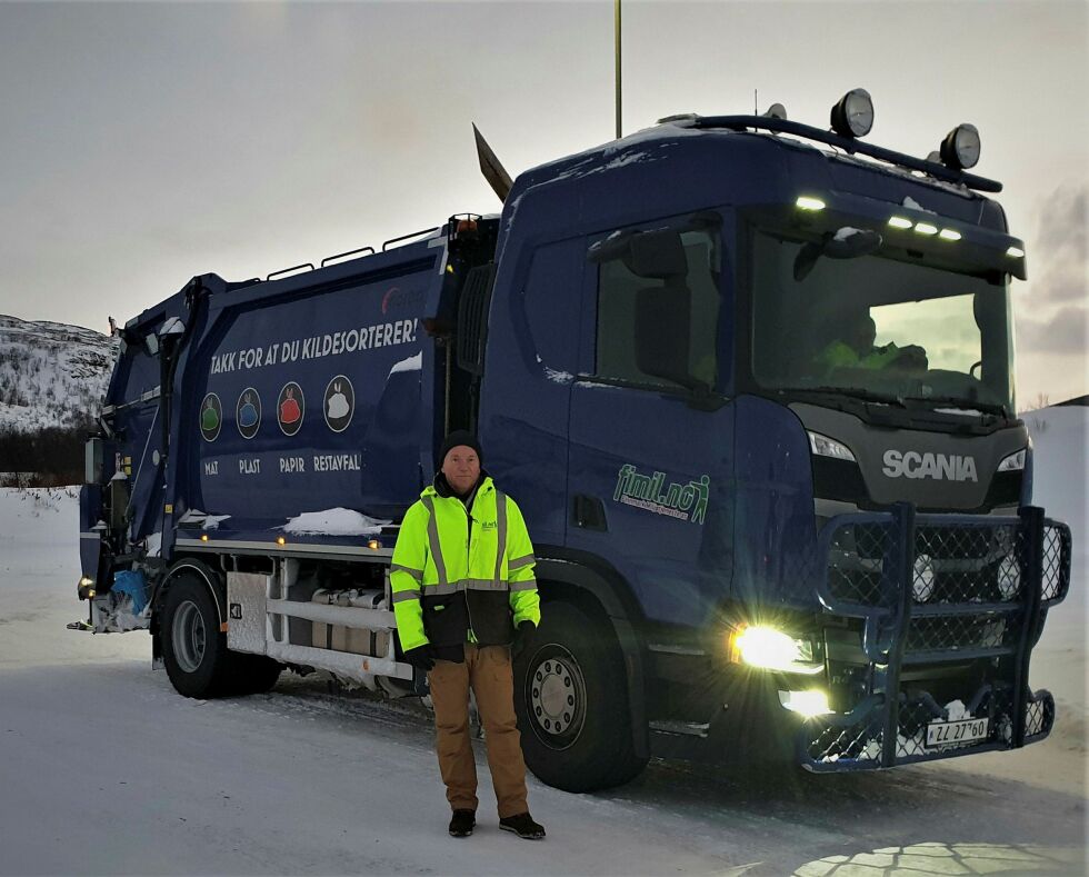 Svein Tøn­nes­sen fra Fimil står klar til å ta imot kil­de­sor­tert av­fall i nye po­ser. 
– Mål­et er å kun ha prik­ke­te po­ser i drift in­nen som­mer­en 2022, ut­ta­ler han. Folk opp­ford­res imid­ler­tid til først å bru­ke opp de far­ge­de po­se­ne de al­le­re­de har, før de tar i bruk de prik­ke­te po­se­ne som kom­mer i feb­ruar.
 Foto: Pressebilde