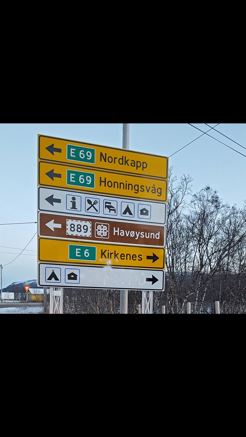 På skiltet kan man lese «Pedo» med en pil inn mot Olderfjord. Ettersom Statens vegvesen anser skriving og tagging på skilt som hærverk, vil denne nå bli fjernet, eventuelt bytte ut hele skiltet.
 Foto: Privat