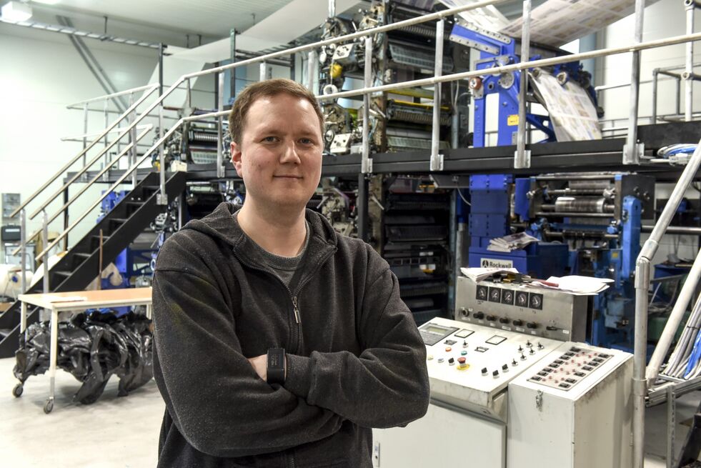 Stian Bjerke fra Lakselv er ansatt som trykkerimedarbeider på Trykkeriservice i Lakselv.
 Foto: Sigurd Schanke