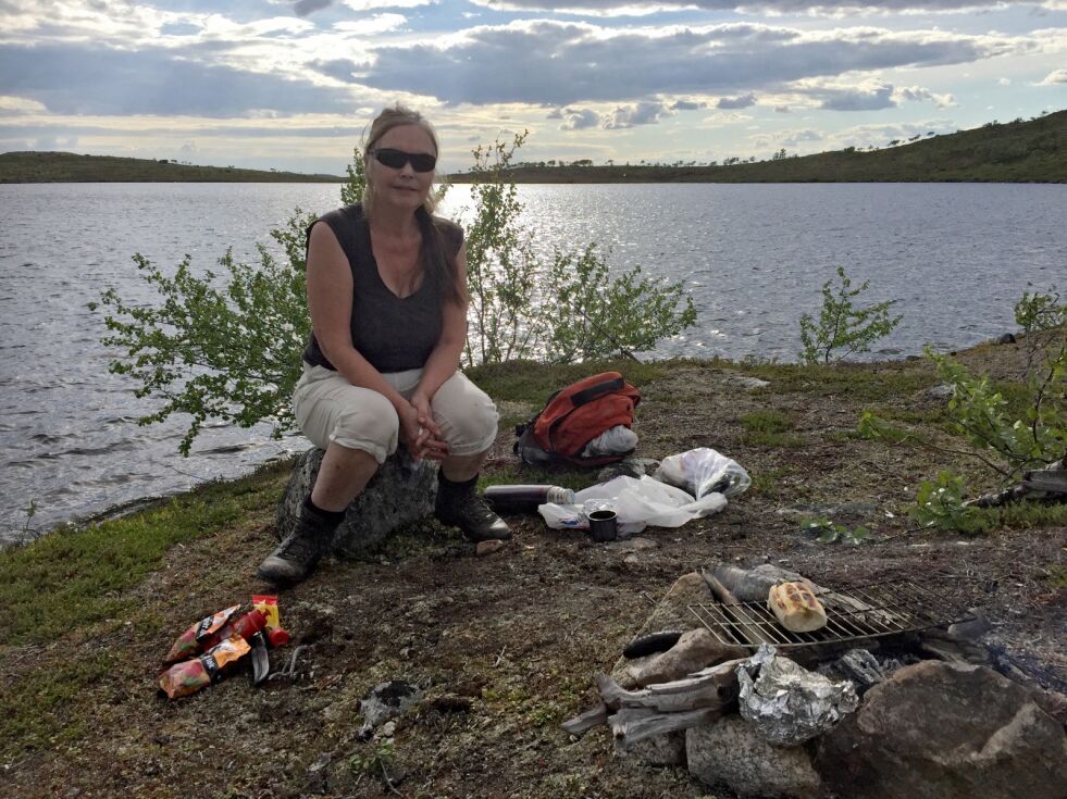 Sommeren bød tidvis på finvær. 9. juli kunne Astrid Pedersen kose seg i varmen oppe på Váchir i Sør-Varanger.
 Foto: Hallgeir Henriksen