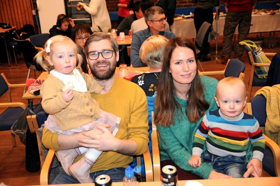 Kristin Kristiansen med sønnen Edvin og Erling Johnsen med datteren Eline Burøy var blant de mange som hadde en særdeles hyggelig lørdag på Samfundshuset.
 Foto: Halllgeir Henriksen