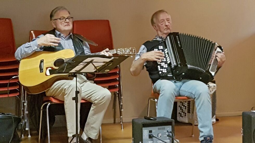 Leif Bjørnstad og Kjell Jægervand sprer årlig mye musikkglede i Sør-Varanger, og krydret hyggekvelden i Jarfjord med gitar- og trekkspillmusikk og sang.
 Foto: Frank Emil Trasti