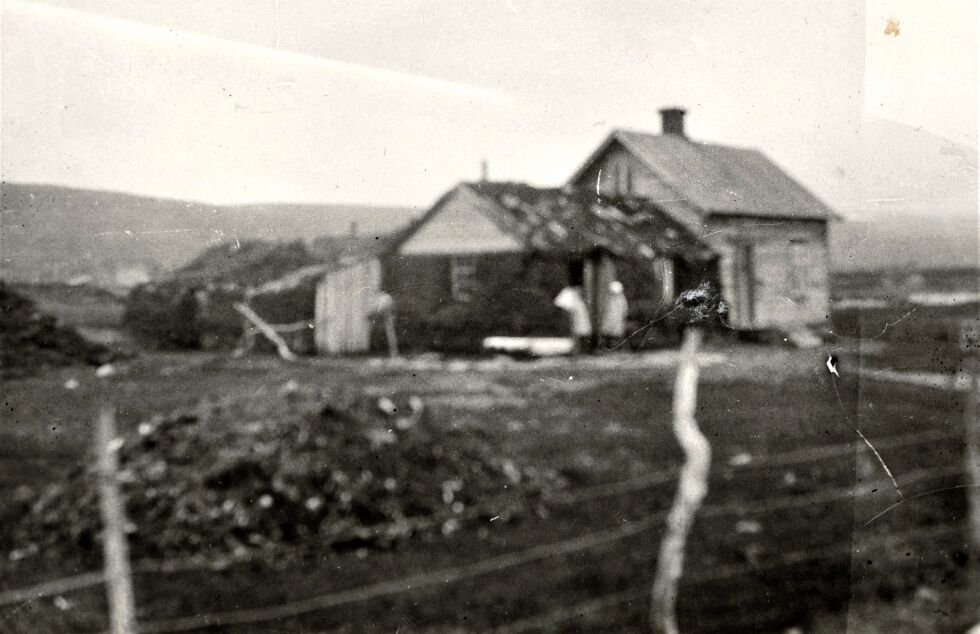 Dette bildet av en jordgamme i Vestre Jakobselv ble tatt at finske Samuli Paulaharju under en av hans mange reiser til Finnmark. Bildet oppbevares i SKS-arkivet i Helsinki.
 Foto: Samuli Paulaharju