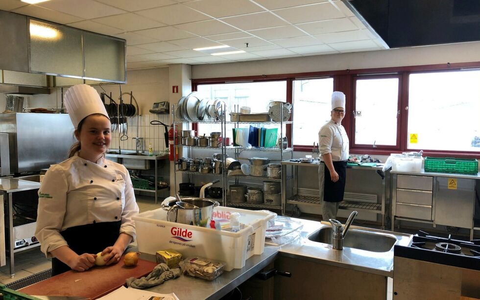 Å lage mat igjen på skolen er noe Malin Johansen og Stian N. Wikan har lengtet etter, og torsdag var de i gang.
Foto: Kirkens videregående skole