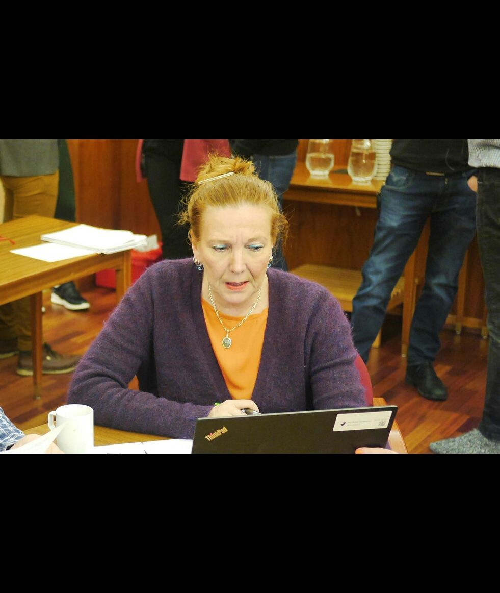 Leder for Nordkapp Arbeiderparti, Kari Lene Olsen, og resten av styret i partilaget vil oppheve ansettelsesstoppen som et flertall i kommunestyret gikk inn for i desember i fjor. AP mener at SV og Sp har sørget for  å skape det man karakteriserer som absurde tilstander i Nordkapp kommune gjennom å innføre ansettelsesstopp. BEGGE FOTO: GEIR JOHANSEN