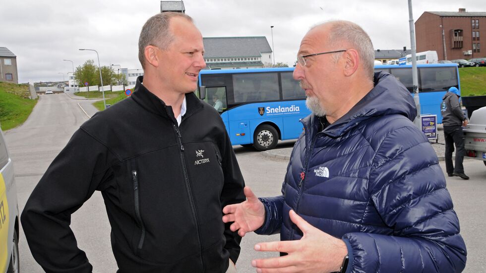 Til tross for ordfører Rune Rafaelsens heftige engasjement for ny jernbane i Sápmi, synes ikke samferdselsminister Ketil Solvik-Olsen (til venstre) å være heltent på prosjektet.
 Foto: Hallgeir Henriksen