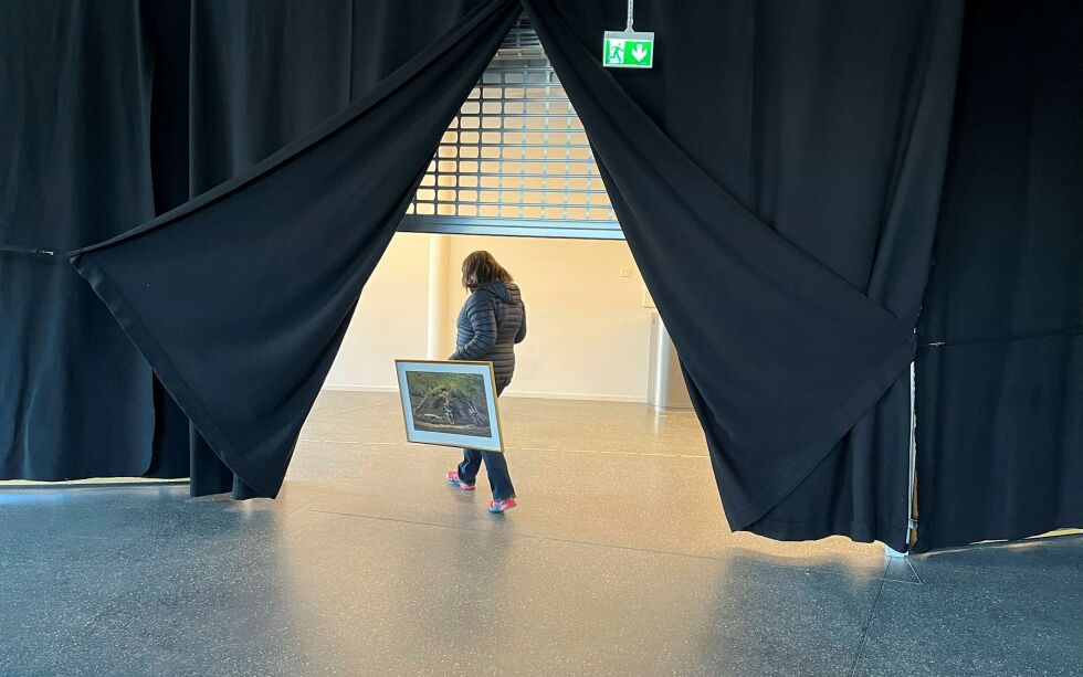 Ságat blir med daglig leder for Romssa sámi viessu, Jill Abelsen Olsen, på en vandring fra deres første lokalitet på havneterminalen i Tromsø til deres nye, men også midlertidige lokale.
 Foto: Elin M. Wersland