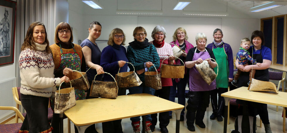 Maren Bongo Dikkanen, Kirstin Biti Johansen, Alette Vestby, Jane Juuso, Inger Katrine Juuso, Mari-Ann Nilssen, Gro Dikkanen, Solbjørg Ravna, Káre Elle Partapuoli og Lena Kristiansen fikk lage hver sin neverkurv. Sistnevnte var ikke til stede da bildet ble tatt. Konservator/formidler Jorunn Jernsletten (med grønt forkle) var lærer.
 Foto: John Samuel Nilsen