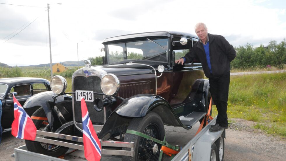 Asbjørn Rolstad steller godt med sin A-Ford fra 1930, som yter 40 hestekrefter.
 Foto: Hallgeir Henriksen