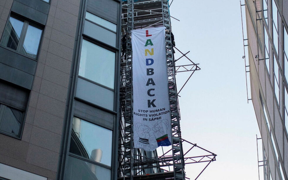 To aktivister fra organisasjonen Greenpeace klatret idag morges opp OED bygningen for å henge opp banneret med teksten «Land Back. Stop Human Right Violation in Sápmi».
 Foto: Amanda Orlich