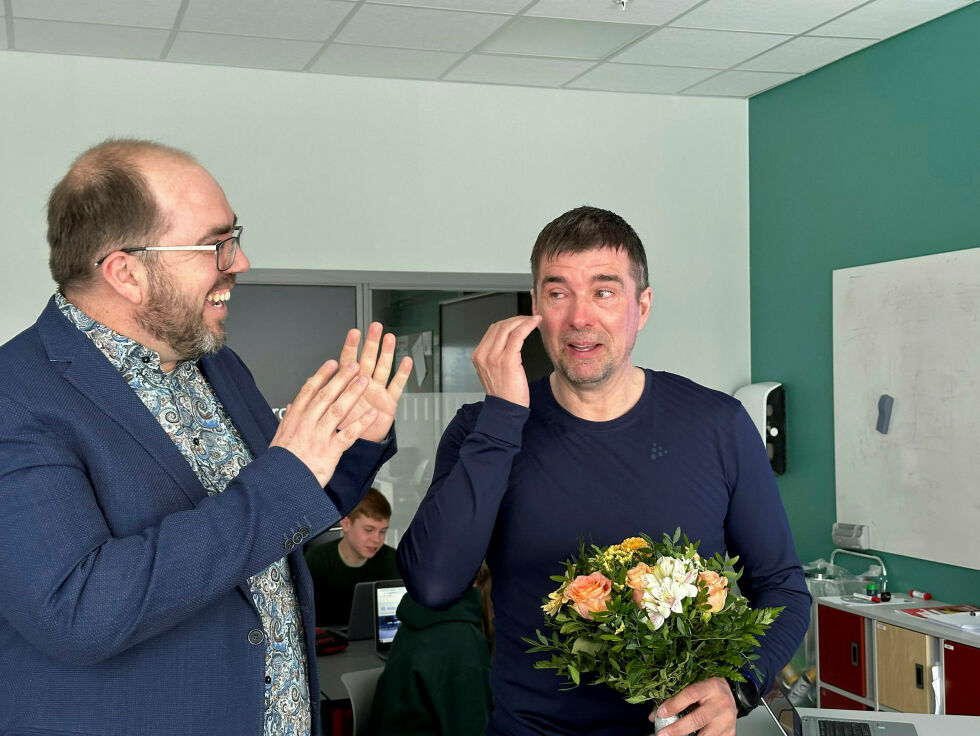 Pål Harald Hansen (til høyre) måtte felle noen gledestårer da han skjønte hvorfor professor og leder i Norsk matematikkråd, Cordian Riener, dukket opp med blomster og Ságats journalist på slep.
 Foto: Hallgeir Henriksen