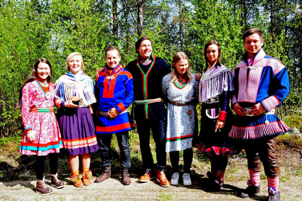Unge reidnriftsutøvere fra hele landet står sammen i arbeidet for felles fremtid: Fra venstre, Ellen Sara Sparrok (21) fra Nordland, Karen Inger Marit Bål (26) fra Troms, John Mikkel Eira (26), Karasjok, Lars Elias Bransfjell, (28), Røros, Anna Linnea Fjellheim Varsi (22), Røros, Máret Ingá Smuk, (25), Varanger, Piera J. Eira, (24), Masi.
 Foto: Stein T Svala