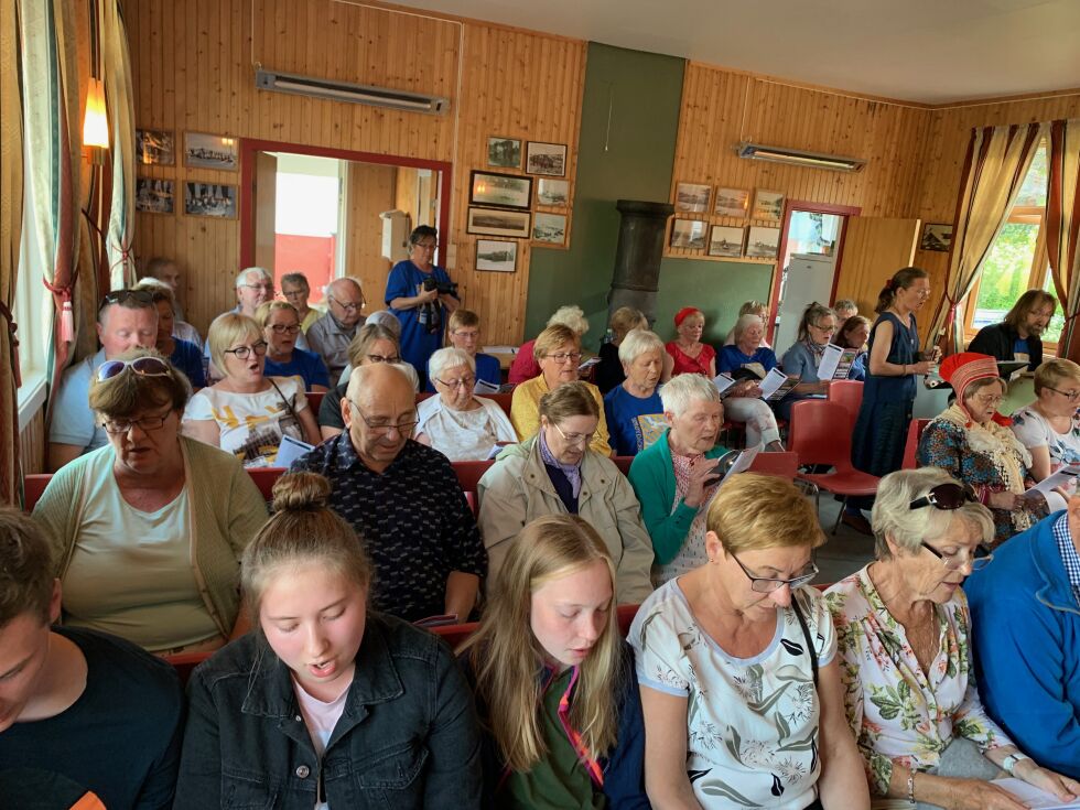 Mye folk til gudstjeneste i Breivik grendehus.
 Foto: Privat