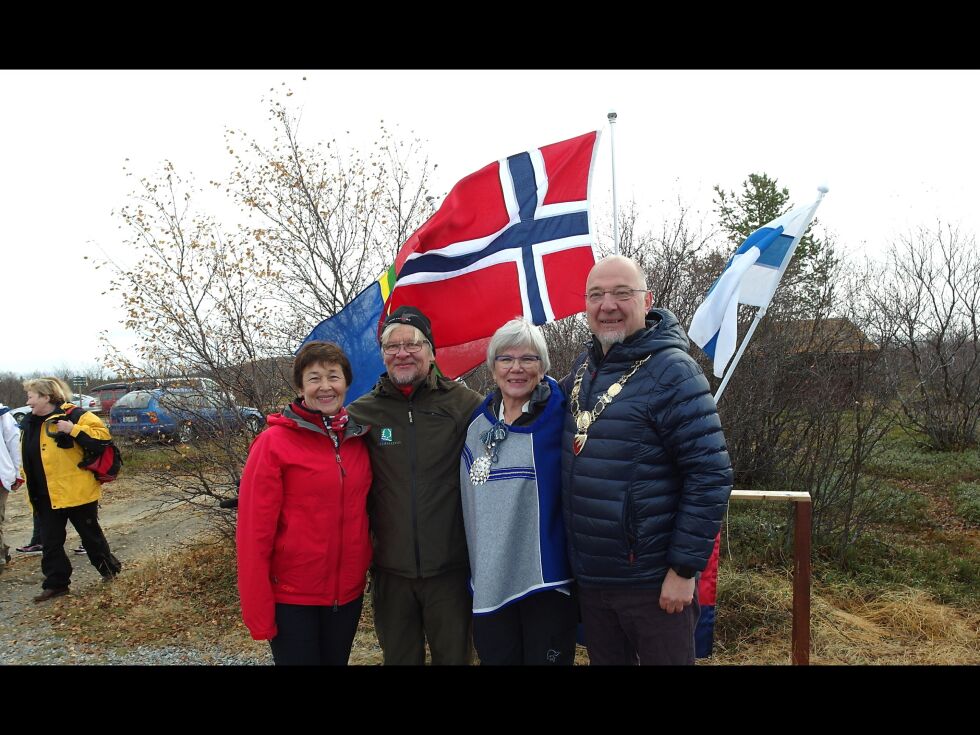 Kirsten Greiner Ovesen fra Nasjonalforeningen for folkehelsen, naturoppsynsmann Martti Lintula fra Finland, leder i Neiden helselag May-Torild Karikoski, og ordfører Rune Rafaelsen opplevde en gledens dag med åpne stier til Finland.
 Foto: Privat