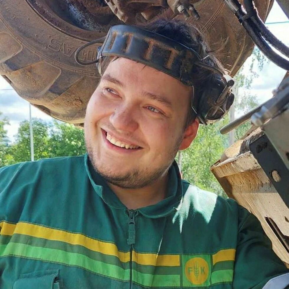 Is­sát Ovllá Var­si (23) fra Sirbmá i Tana er semifinalist til prisen «Årets unge bonde».
 Foto: Privat