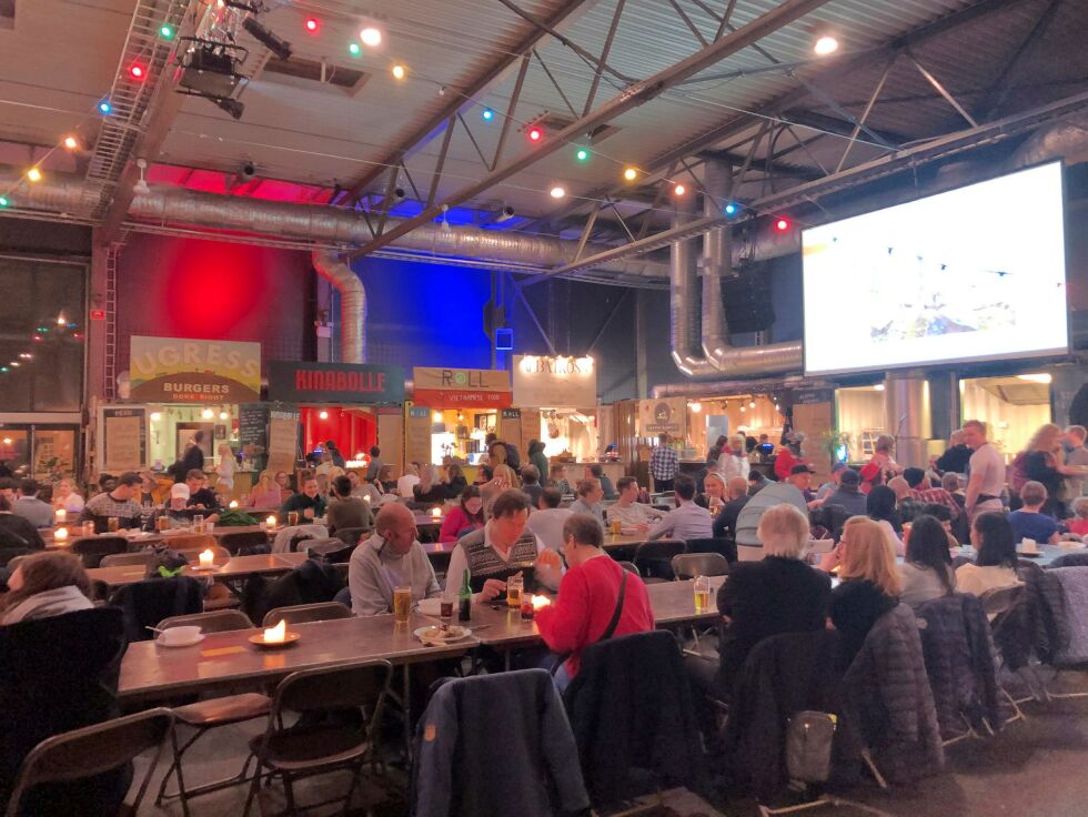 Endelig var fredagen kommet! Fra klokken 16 var både matbodene og matformidler Maret Ravna Buljo klare med hele 11 samiske tradisjonelle retter på Vippa i Oslo. Foto: Hannah Persen
