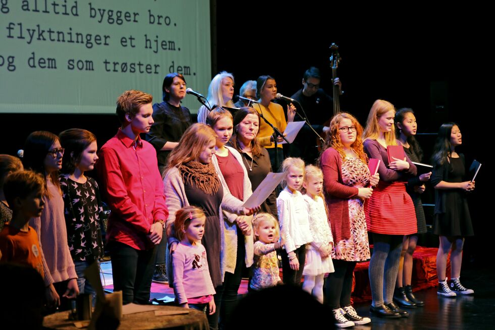 Solidaritetskonserten på Samovarteateret ble avsluttet med allsang og den fine julesangen «Tenn lys» som rørte flere i salen til tårer.
 Foto: Silje L Kvammen