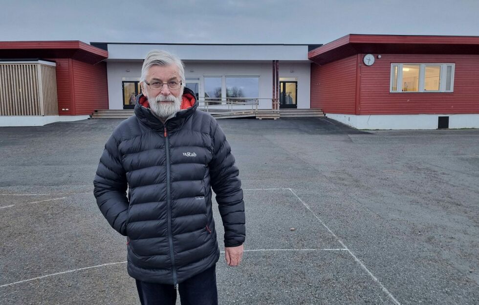 Jens Pedersen i bygdelaget er svært kritisk til at skolen i Vestre Jakobselv  igjen er foreslått nedlagt. 
– Det gir spe­si­elt en usik­ker­het for elev­er ved skolen, sier han.
 Foto: Torbjørn Ittelin
