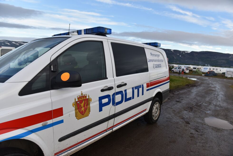 Politibilen til Porsanger lensmannkontor på Brennelvnesset under årets Midnattsrock.
 Foto: Sigurd Schanke
