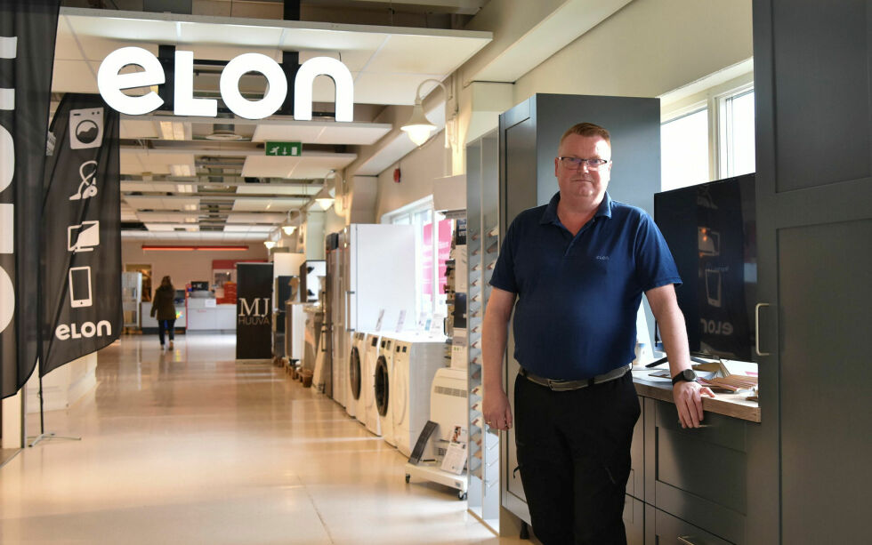 Ørjan Simonsen er butikksjef på Elon Karasjok.
 Foto: Sara Olaussen Stensvold