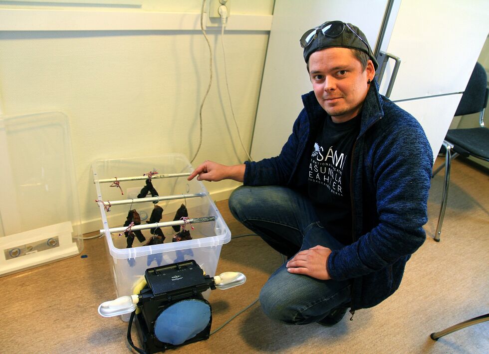 Den lokale «Reodor Felgen» med den egenproduserte tørkekassa han har laget.
 Foto: Johan Mathis Gaup