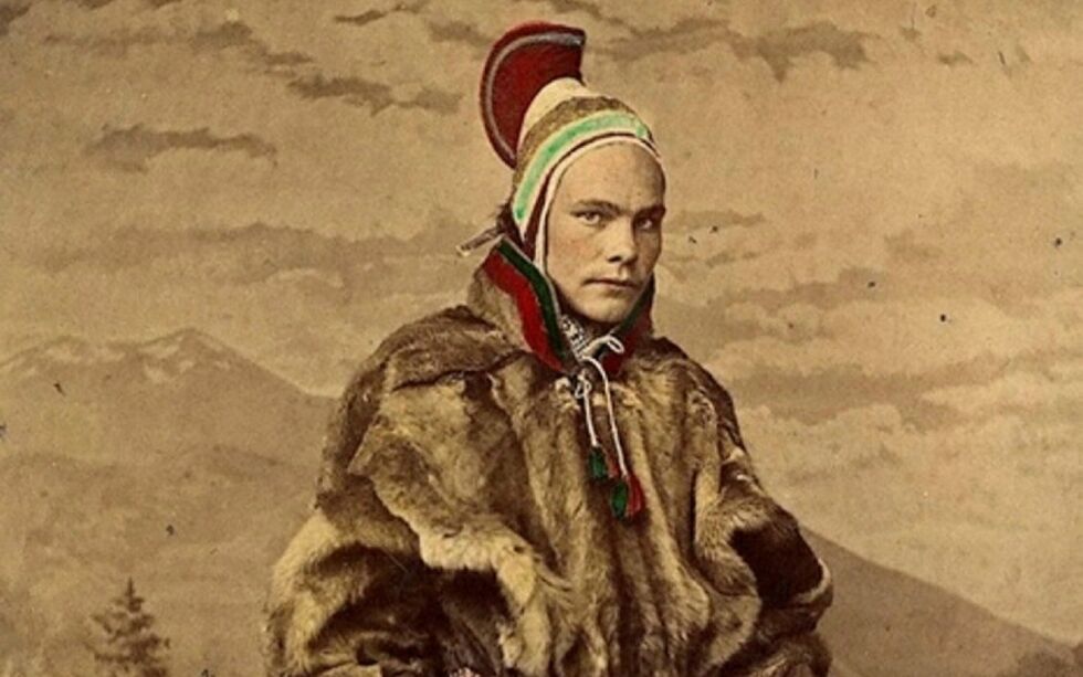 En brud fra Kar­as­jok ser bryskt inn i ka­me­ra­et ikledd horn­lue. Bil­det er hen­tet fra se­ri­en «Nor­ske Nationaldragter» fra 1862–1866. Horn­lua ble brukt av gif­te nord­sa­mis­ke kvin­ner fra slut­ten av 1700-tall­et og frem til be­gynn­el­sen av 1900-tall­et. En grunn til at lua gikk ut av bruk var at de krist­ne men­te at dje­ve­len bod­de i hor­net.
 Foto: Marcus Selmer/Norsk Folkemuseum
