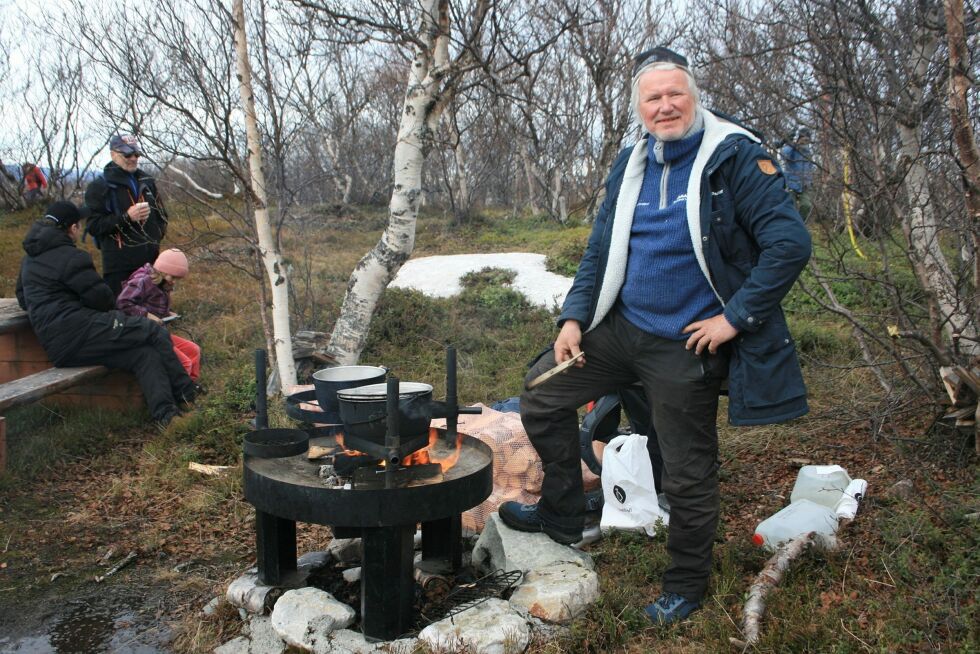 Svein Ingebrigtsen var «kokk», og varmet pølser.
 Foto: Anthon Sivertsen