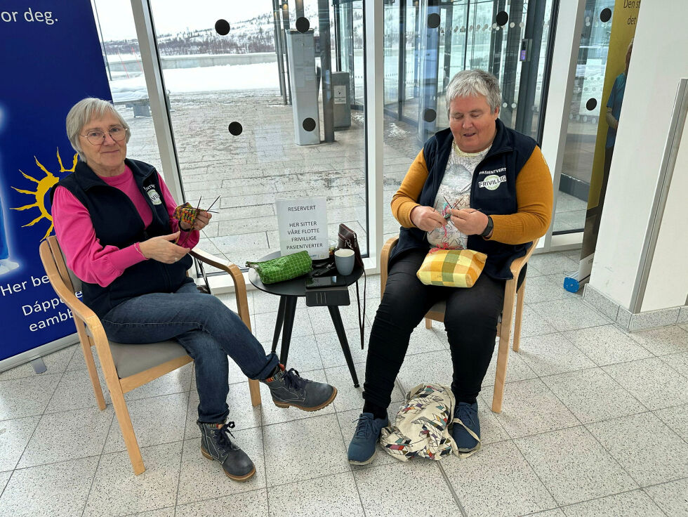 Hilja Mäläskä (til venstre) og Hildur Carsten har vært pasientverter siden åpningen av nysykehuset i 2018, og har ingen planer om å gi seg.
 Foto: Hallgeir Henriksen