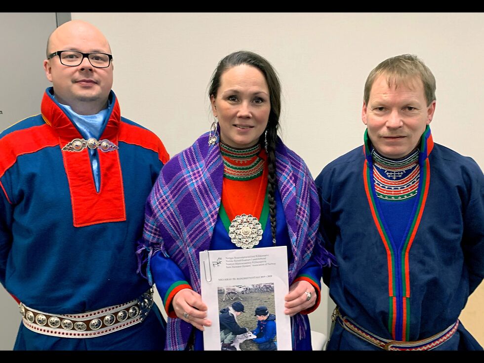 Norske Reindriftsamers Landsforbunds, (NRL) forhandlingsutvalg, med leder Ellinor Marita Jåma, Ande Niillas Utsi og Tom Lifjell har høye krav til staten i forhold til tidligere år. – Til nødvendige tiltak og omstillinger, begrunner leder Ellinor Marita Jåma kravet.
 Foto: Pressebilde, NRL
