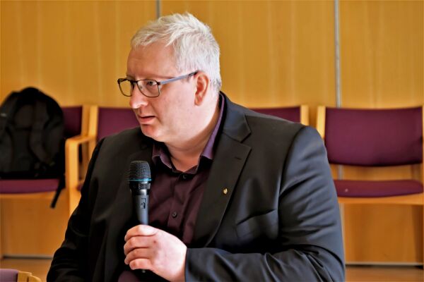 Venstre venter fortsatt på veisvar