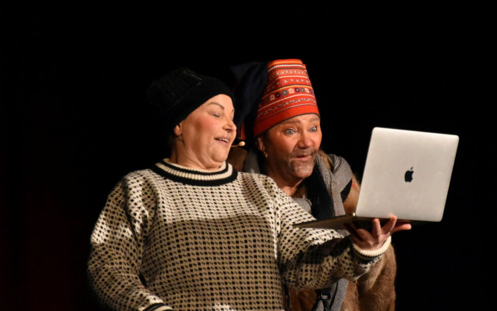 Charlotte Johannessens karakter demonstrerer hjemmesiida for June Henriksen på sin lapp-topp.
 Foto: Sara Olaussen Stensvold