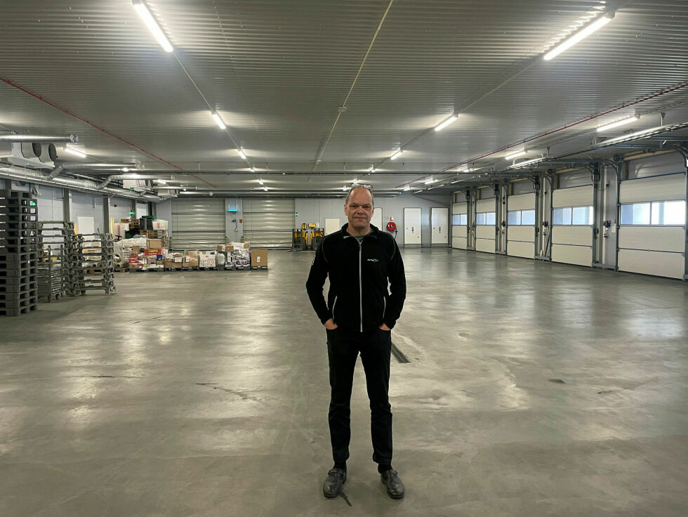 Stille om dagen, fullt kjør om natta. Trafikkleder Roger Wallin hos Nor-Log i Tana forteller at det hver natt lastes om 200 kubikk varer, fra fire fulle vogntog.
 Foto: Birgitte Wisur Olsen