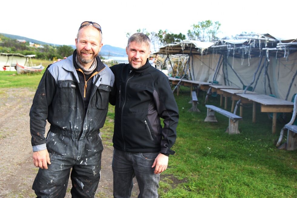 Roger Persson (til venstre) og Dag Broch forventer store folkemengder på markedsplassen i Varangerbotn lørdag.
 Foto: Torbjørn Ittelin