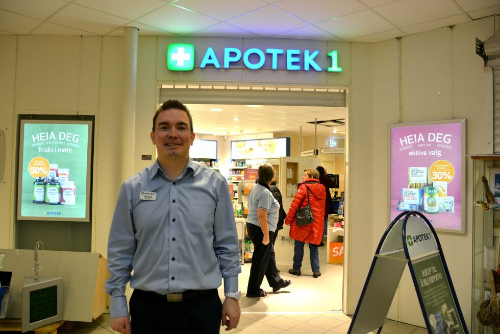 Mandag morgen kunne apoteket i Lakselv igjen åpne dørene i sine egne lokaler på Kvadraten kjøpesenter. Steinar Johnsen er veldig fornøyd med å være hjemme igjen.
 Foto: Kartgrunnlag: finn.no
