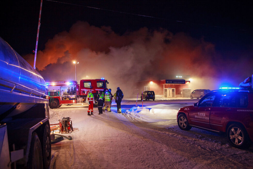 Brannvesenet fikk først melding om at det var trykksatt gass i lageret, og at det var acetylen som er svært eksplosjonsfarlig.
 Foto: Iris Egilsdatter Somby