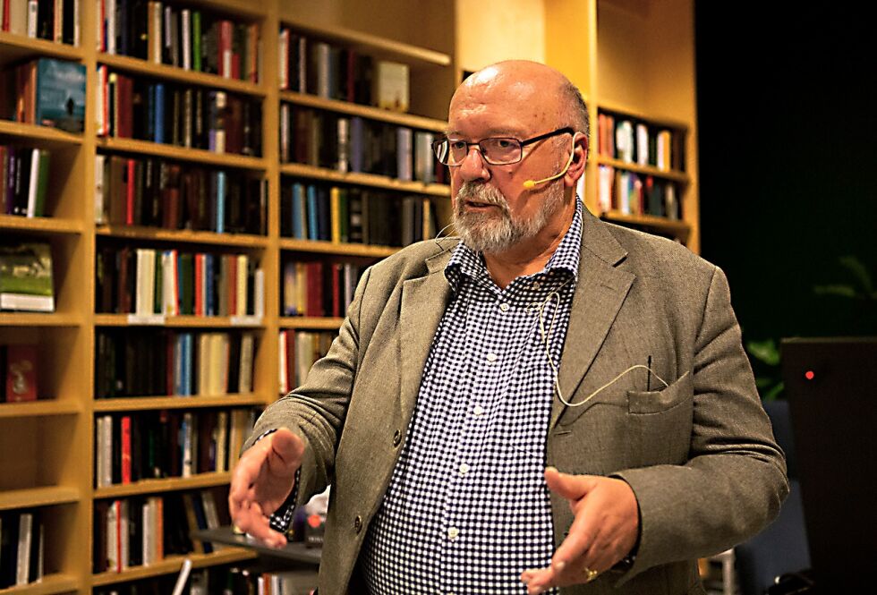 Det var en svært engasjert forfatter og journalist som møtte publikum i Kjøllefjord bibliotek før helga.
 Foto: Arnfinn Rognmo