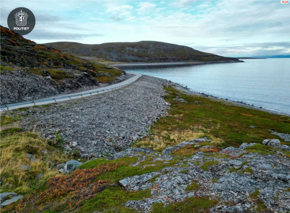Massene fra berget ble lagt på sjøsiden av veien over en steinaldertuft.
 Foto: Politiet