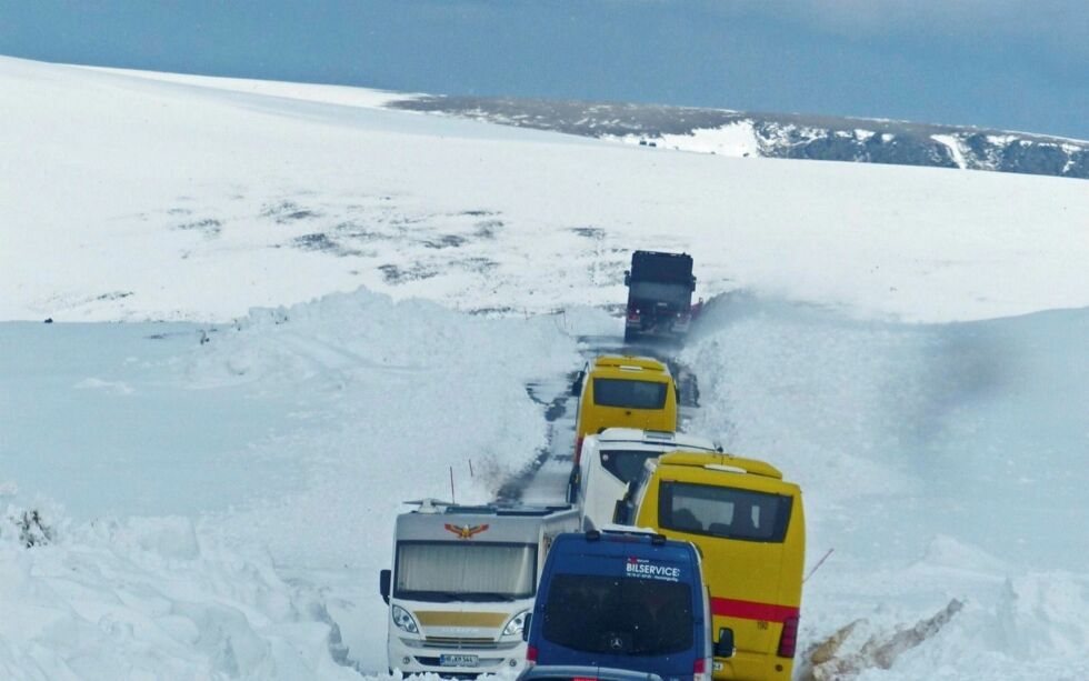 Årsmøtet til Nordkapp SV krever bedre mobildekning langs flere veistrekninger oppe på fjellet på Magerøya. Man viser til at det flere ganger har oppstått kritiske situasjoner vinterstid hvor man ikke har kunnet tilkalle hjelp på grunn av manglende dekning. Bildet viser kolonnekjøring til Nordkapp. Arkivfoto: Geir Johansen